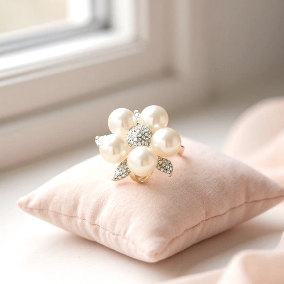 Faux Pearl&Crystal Cocktail Ring, large floral design, adjustable 🌺🤍🩶 - Picture 4 of 4